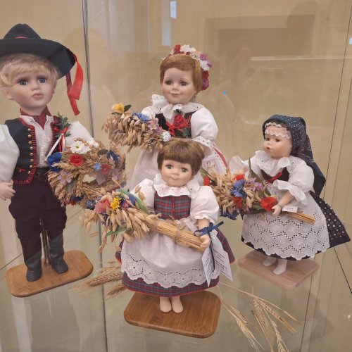Krojované panenky ve vstupních prostorách muzea